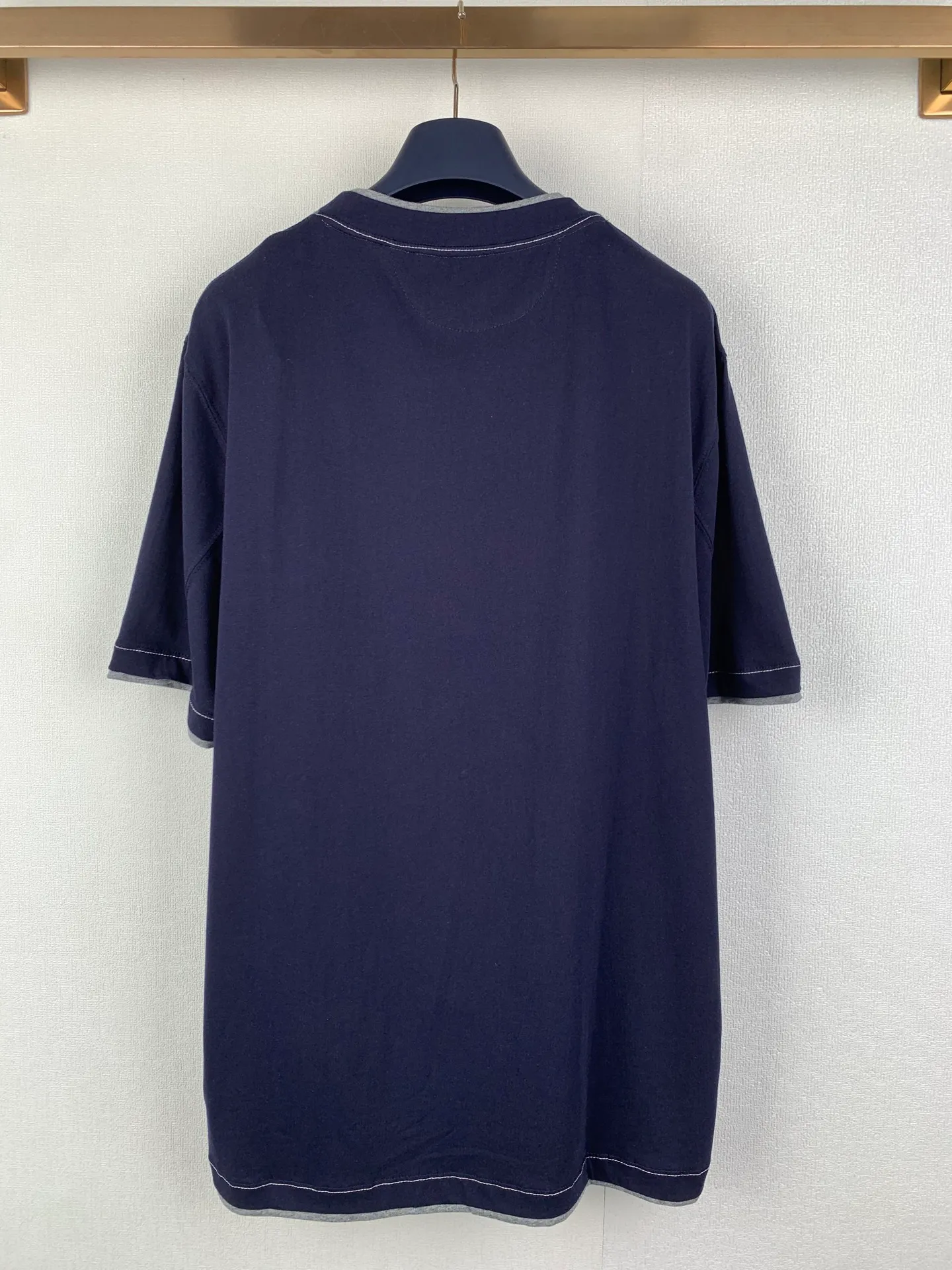 Brunello Cucinelli Fake two-piece embroidered badge stacked short-sleeved T-shirt. Customized densely woven plain organic cotton. Tight and delicate, comfortable and close to the skin. Elegant and calm navy blue is the main color. It exudes an innate sense of luxury. The round neck is decorated with sharp triangular language to visually extend the neck line. The iconic Solomeo badge is embellished on the chest. It is highly recognizable. Contrast color inlay creates a layered effect. Fake two-piece illusion aesthetics. Let the sense of high-end create unlimited imagination between likeness and dissimilarity, and there is inadvertent sophistication in every move. Process 1: Using imported machine embroidery technology, using advanced computer control systems and precision mechanical components to realize the Solomeo badge embroidery operation with high precision and smooth and delicate lines. Process 2: Using glue printing. Use glue liquid paint to print patterns on the fabric. Bake the fabric to fix the printed pattern. Technique 2: The fabrics have been washed to have a better hand texture and are not easy to deform. Not easy to shrink, not easy to fade, maintain long-term beauty Accessories: Customized 1:1 BC trademark Version: Loose version Size: S M L XL